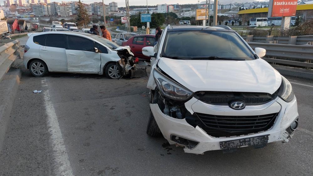 Köprü girişinde otomobiller çarpıştı