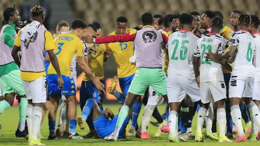 Afrika Uluslar Kupası karıştı! Süper Lig yıldızı, Boupendza’yı yumrukladı!