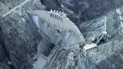 Türkiye’nin en yüksek barajı su tutmaya başladı