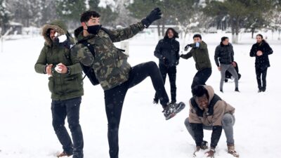 Bursa’da 500 kişiyle kar topu savaşı