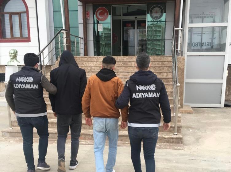 Kahta’da uyuşturucudan yakalanan 5 kişiden, 2’si tutuklandı