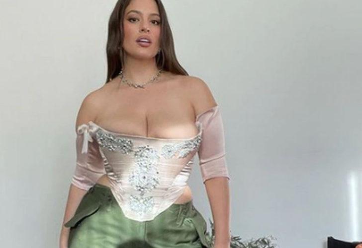 Ashley Graham ikizleri emzirirken paylaştı!