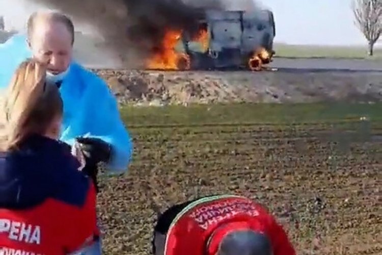 Rus askerleri Ukrayna’da hasta taşıyan bir ambulansı vurdu