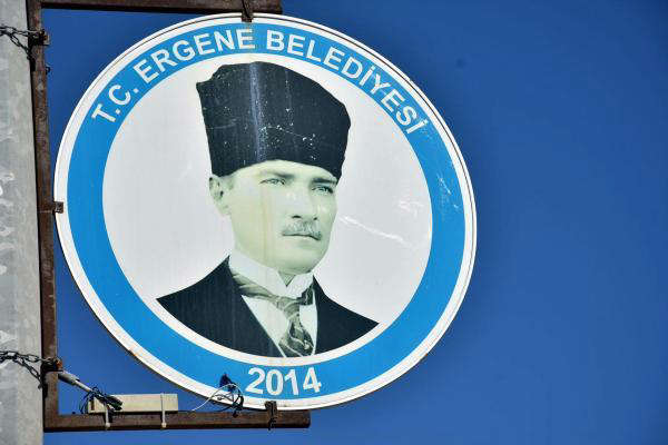 Atatürk resimli belediye tabelalarını kıran şüpheli, adli kontrolle serbest