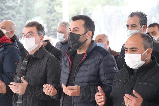 Emre Karayel babasını son yolculuğuna uğurladı