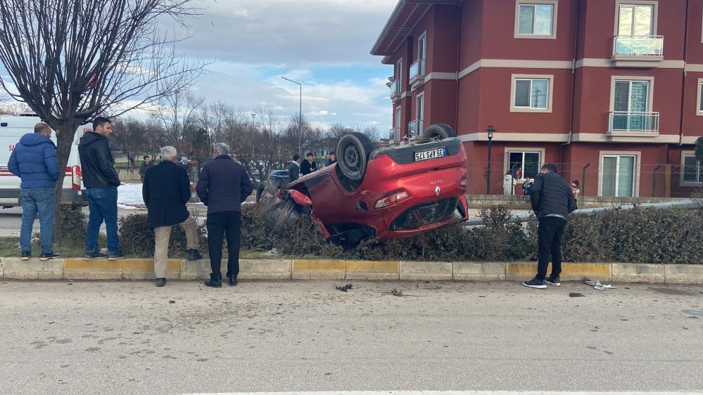 Bursa’da feci kaza… Direğe çarpıp takla attı! Bursa’da feci kaza… Direğe çarpıp takla attı!