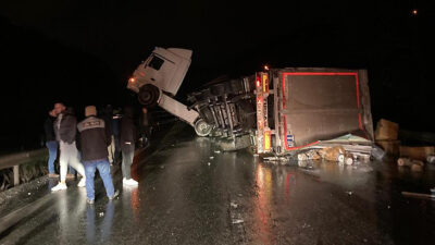 Bursa’da TIR kazası! Yol kapandı…