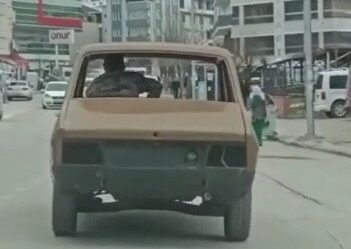 Bursa’da far ve camları olmayan otomobille şehir turu attı!