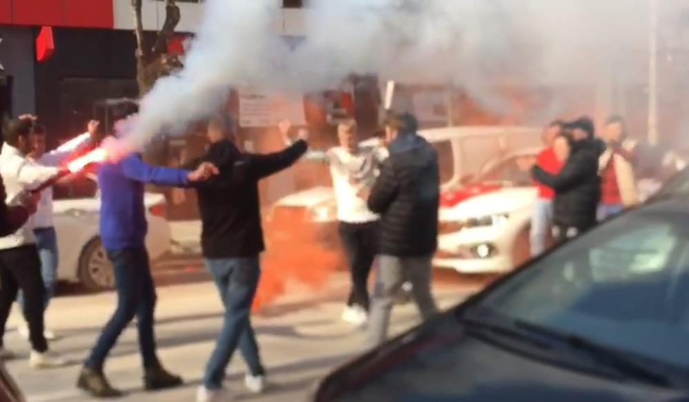 Bursa’da yolu kapatıp çiftetelli oynadılar