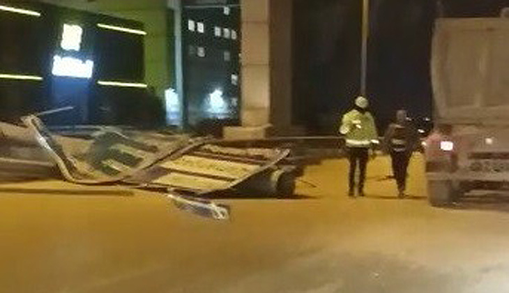 Bursa’da şiddetli lodos trafik levhalarını devirdi