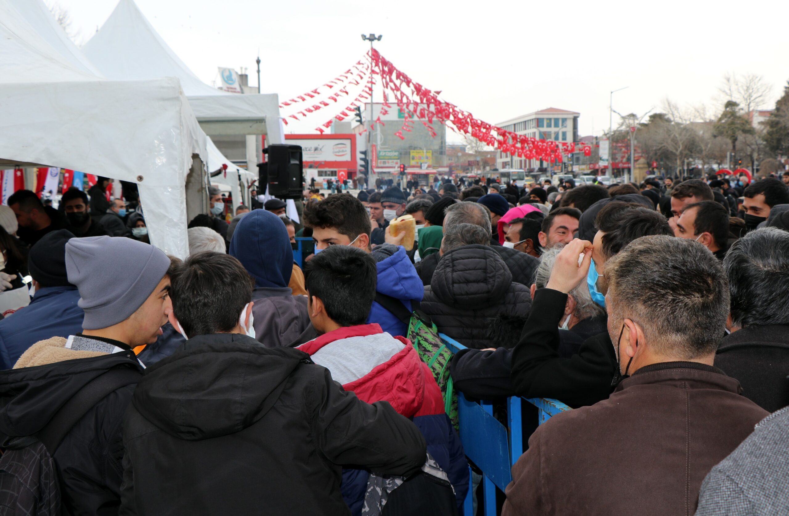 Bedava dağıtılan sucuk ekmekten almak isteyenler izdihama neden oldu