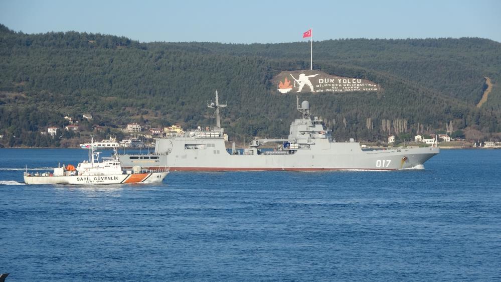 Rus savaş gemileri peş peşe Çanakkale Boğazı’ndan geçti