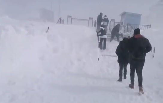 Uludağ’da kar fırtınası karavanları yuttu