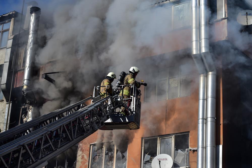 Boya imalathanesinde yangın: 4 yabancı işçi dumandan zehirlenerek öldü
