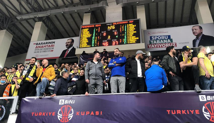 Bursa’da tansiyon yükseldi! Taraftarlar salondan çıkarıldı