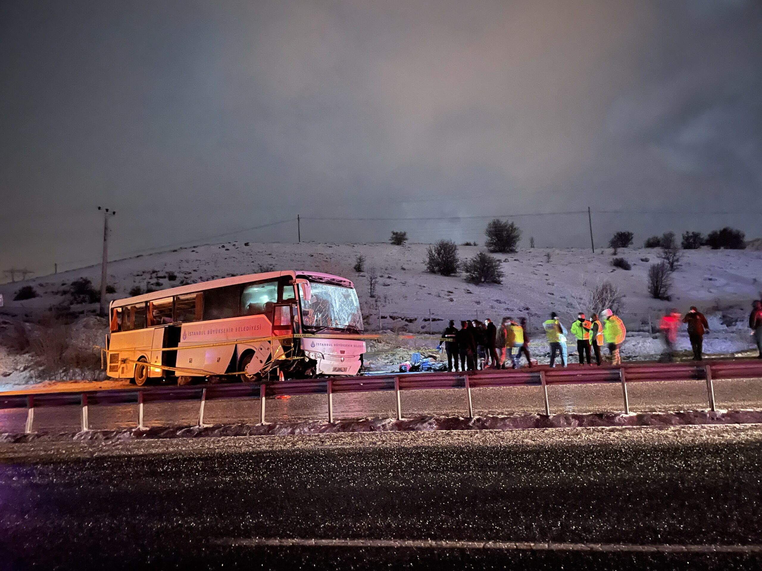 İBB’ye ait yolcu otobüsü devrildi: 2 kişi hayatını kaybetti, çok sayıda yaralı var