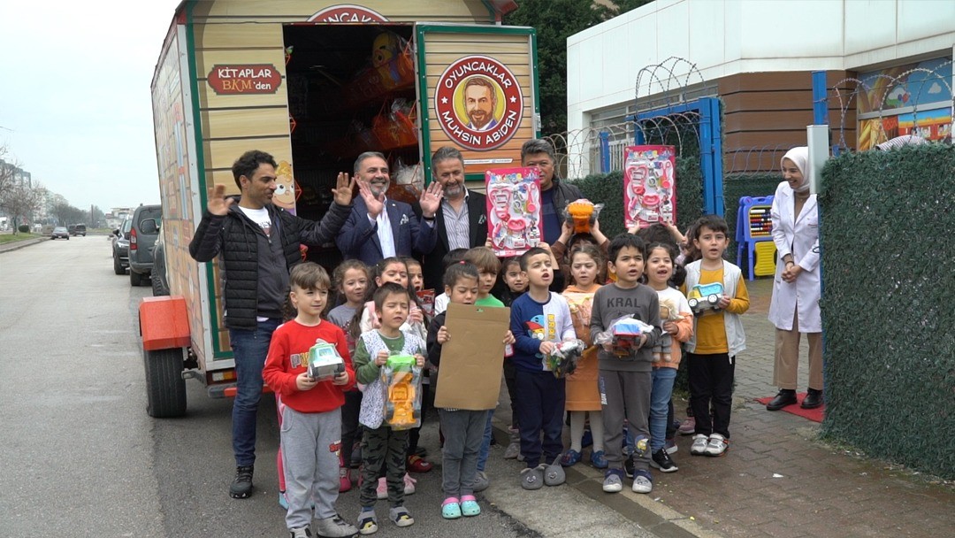 Bursalı iş adamını gören çocukların yüzünde gülücükler açıyor