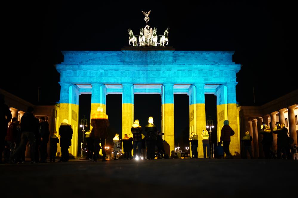 Almanya’da tarihi Brandenburg Kapısı’na Ukrayna bayrağının renkleri yansıtıldı