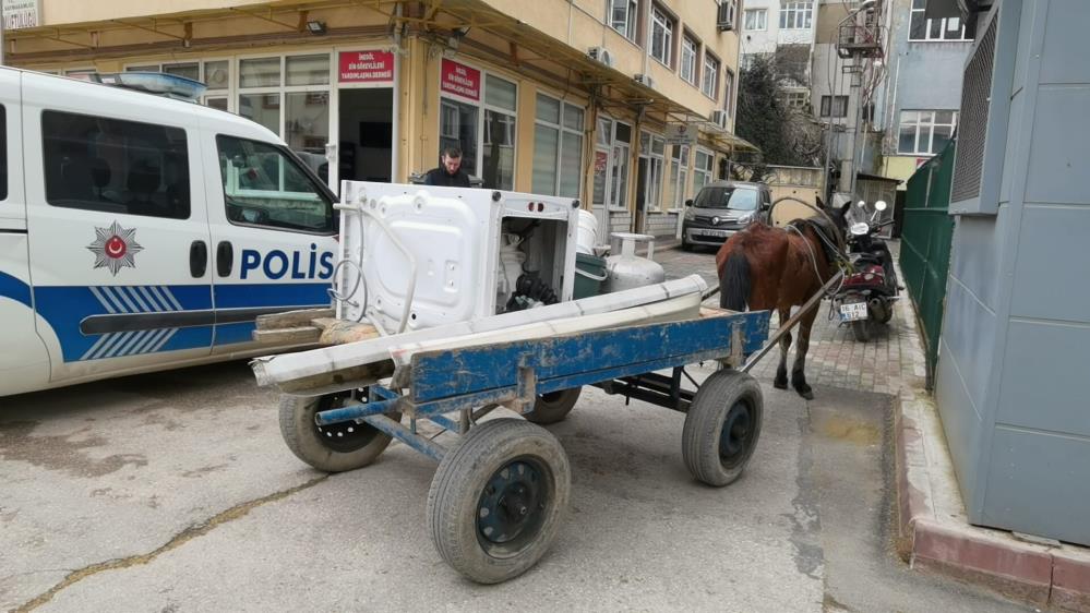 Bursa’da sıra dışı soygun… At arabasıyla çamaşır makinesi çaldılar!