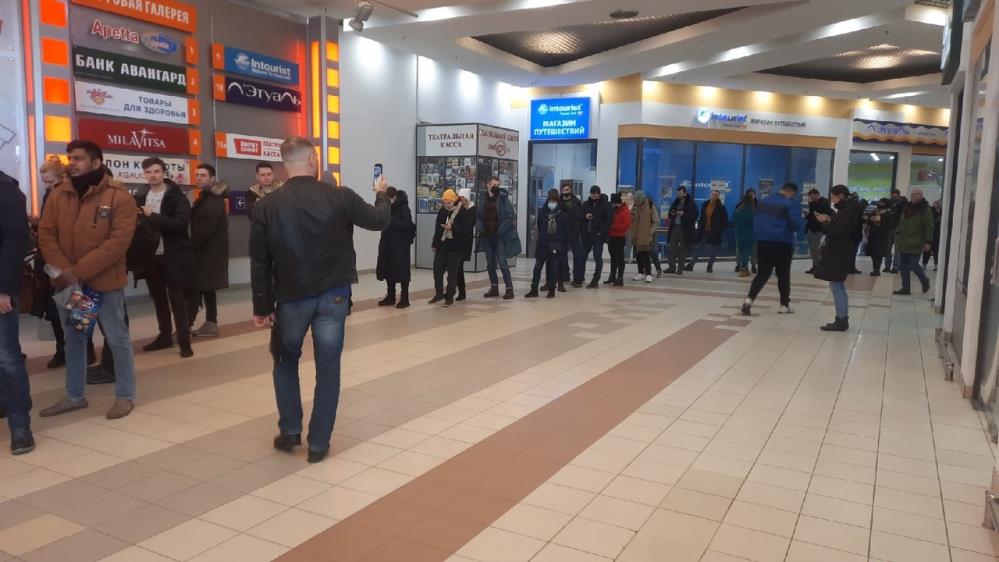 Ruslar bankamatiklere akın etti Ruslar bankamatiklere akın etti