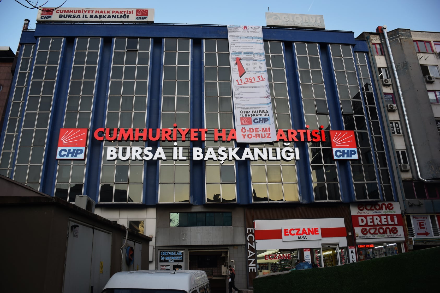 CHP Bursa, elektrik faturasını parti binasına astı: Ödemiyoruz