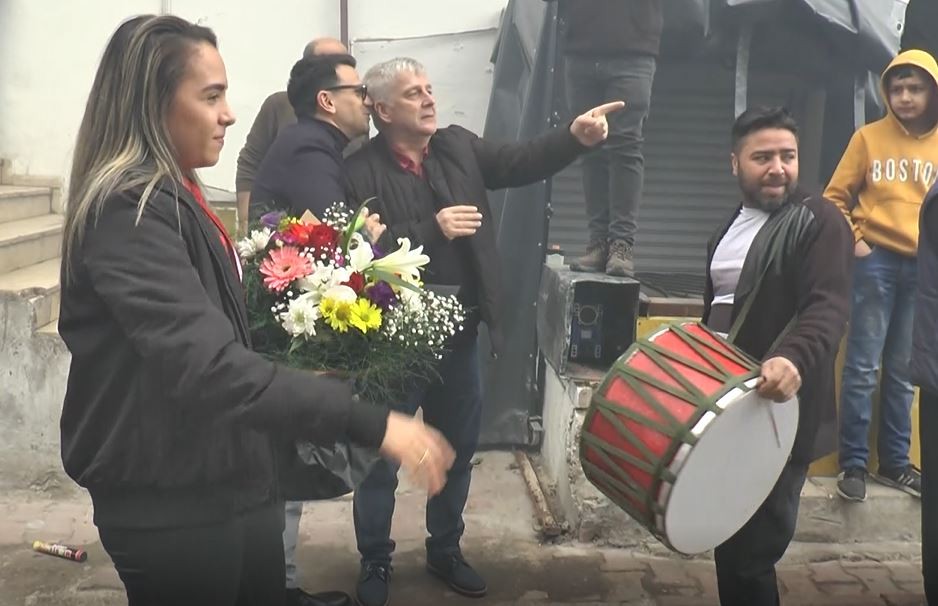 Brezilyalı kadın futbolcu davul, zurna ve meşalelerle karşılandı