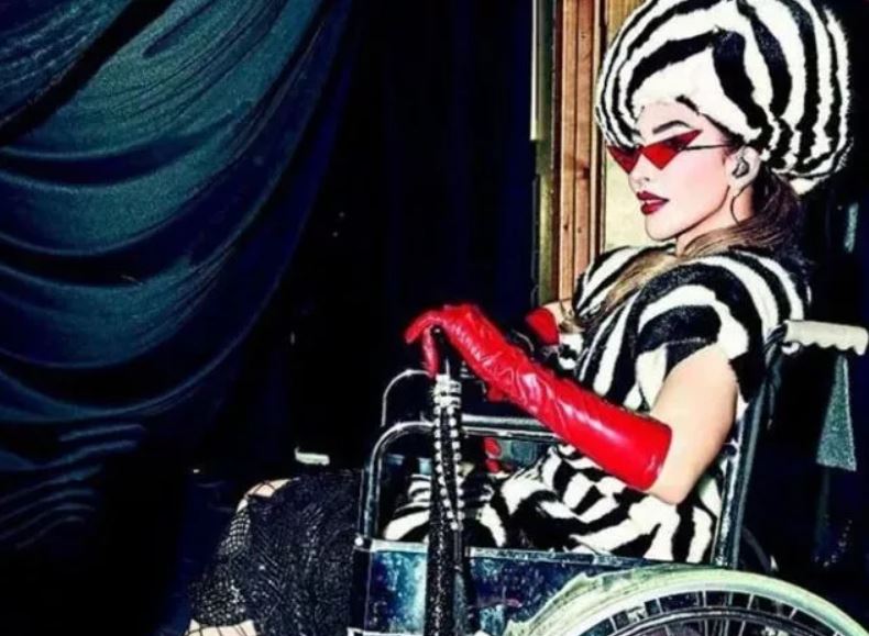 Hande Yener sahneye tekerlekli sandalyeyle çıktı