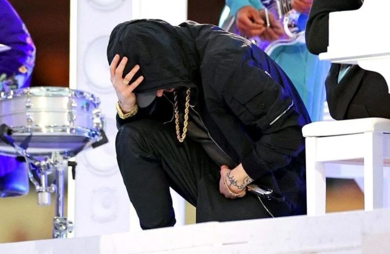 Diz çöken Eminem’e NFL’den yanıt