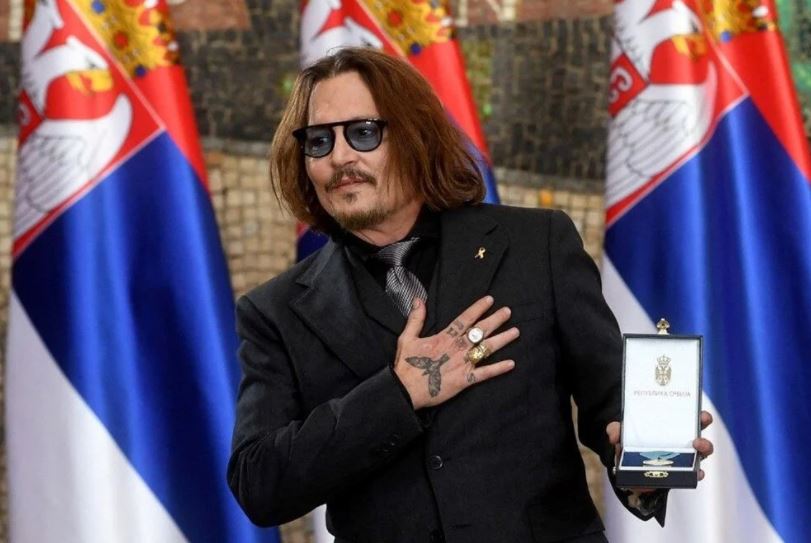 Johnny Depp Sırbistan’dan liyakat madalyası aldı