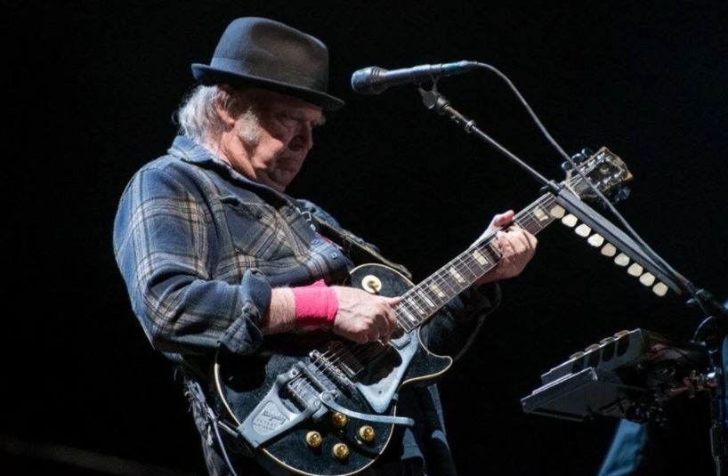 ‘Para alıp aşıları övüyor’ iddiasına Neil Young’dan yanıt