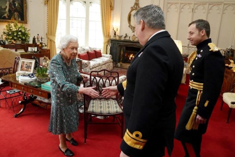 Kraliçe Elizabeth ortaya çıktı