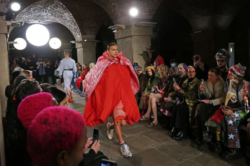 Londra Moda Haftası’na Irina Shayk damgası