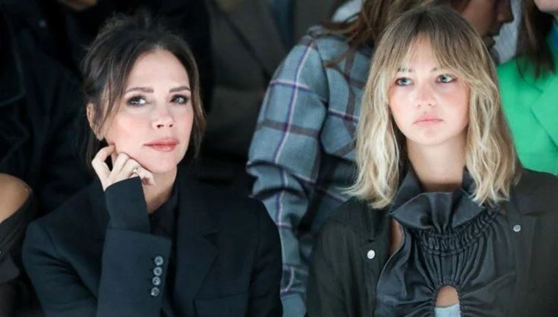 Victoria Beckham ve müstakbel gelini Mia defilede
