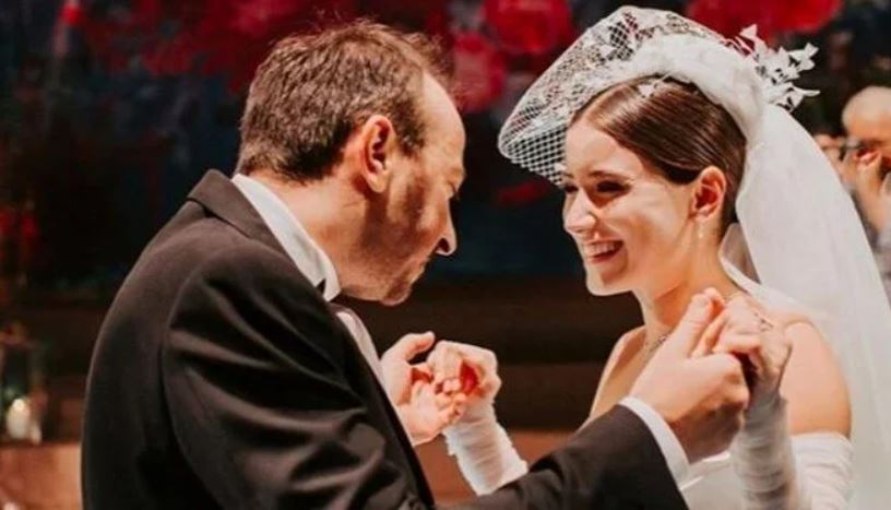 Hazal Kaya’dan romantik kutlama