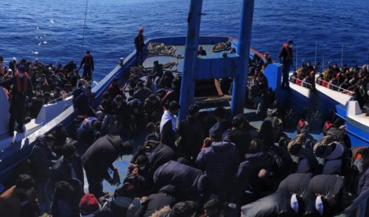 İzmir açıklarında 588 düzensiz göçmen karaya çıkarıldı