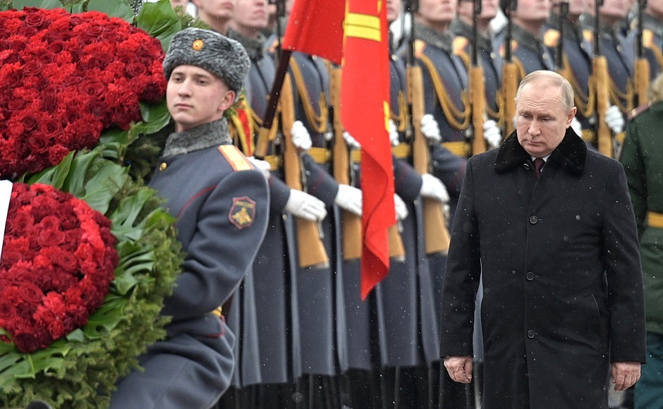 Putin “Vatan Savunucuları Günü” nedeniyle Meçhul Asker Anıtı’na çelenk bıraktı Putin “Vatan Savunucuları Günü” nedeniyle Meçhul Asker Anıtı’na çelenk bıraktı