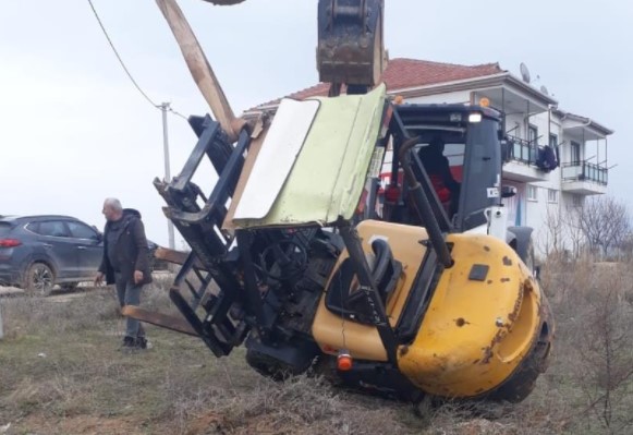 Bursa’da forklift devrildi: 2 yaralı
