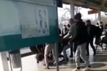 Bursa’da metro durağında yumruklu kavga! Bursa’da metro durağında yumruklu kavga!