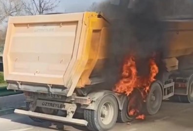 Bursa’da park halindeki bir otomobil ve seyir halindeki kamyon alev alev yandı