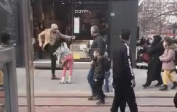 Bursa’da kadına şiddet… Sokak ortasında tekmeledi!