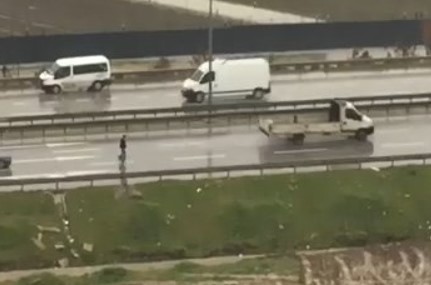 Bursa’da tehlikeli yürüyüş… Trafiğe aldırış etmedi! Bursa’da tehlikeli yürüyüş… Trafiğe aldırış etmedi!