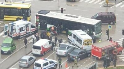 Bursa’da feci kaza… Öğrenci servisi ile otobüs çarpıştı!