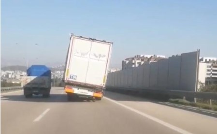 Bursa’da yan giden dorse görenleri şaşkına çevirdi Bursa’da yan giden dorse görenleri şaşkına çevirdi