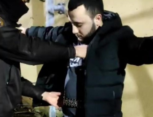 Bekçileri şaşırtan anlar… Kemerin içinden kılıç çıktı Bekçileri şaşırtan anlar… Kemerin içinden kılıç çıktı