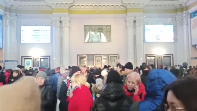 Kiev’de halk, tren garına akın etti