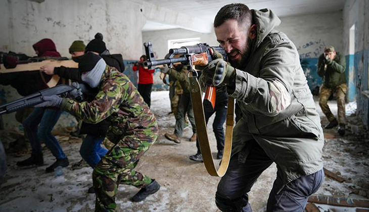 Ukrayna’da sivillere temel savunma eğitimi