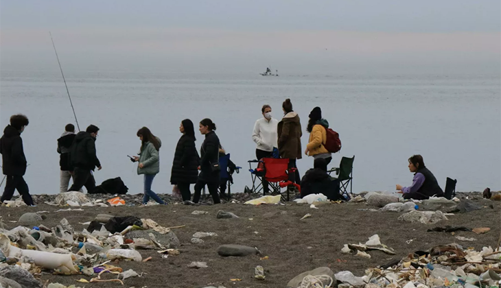 Sahile vuran çöpler arasında piknik yaptılar