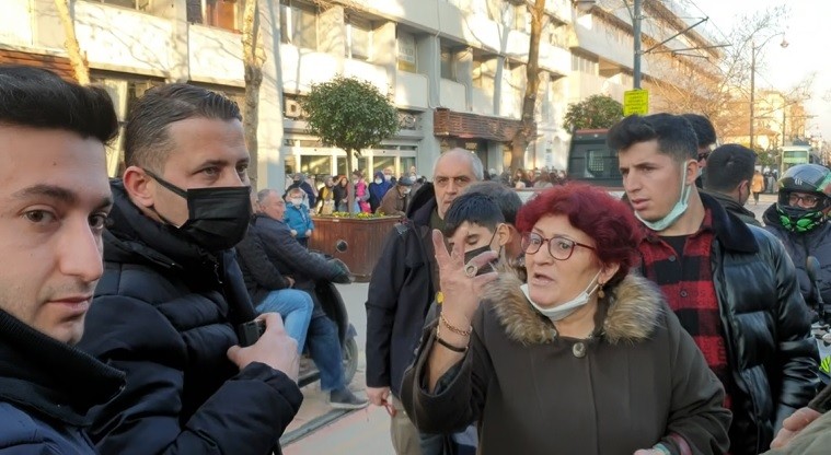 Sokak akrobatlarına zabıta müdahale edince, vatandaş tepki gösterdi