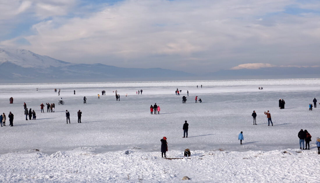 Buzları erimeye başlayan Eğirdir Gölü’nde tehlikeli yürüyüş