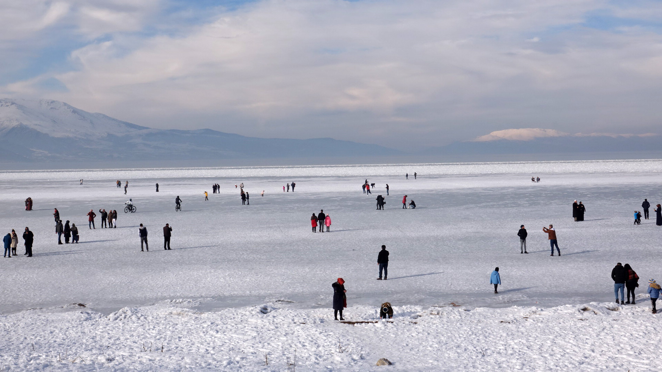 Buzları erimeye başlayan Eğirdir Gölü’nde tehlikeli yürüyüş